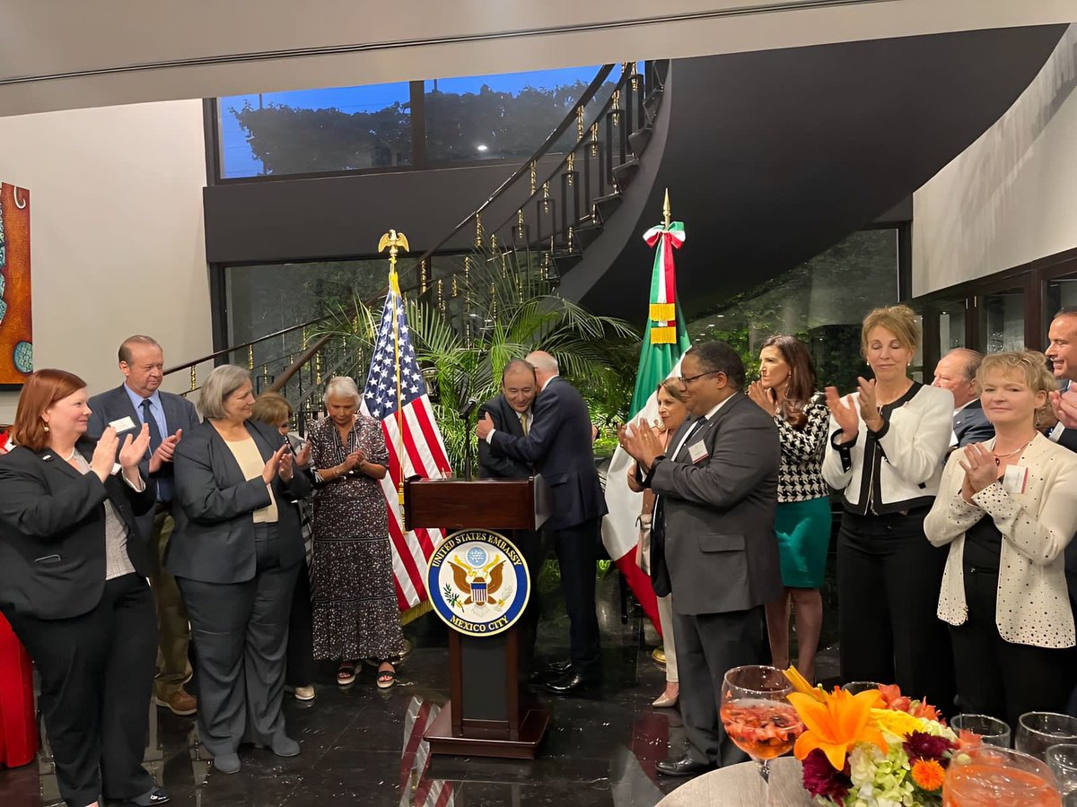 AlfonsoDurazo's tweet photo. Hoy rendimos un gran reconocimiento a 6 de los 9 Cónsules Generales que terminan su gestión en #México.

Valoramos la cooperación excepcional que hemos encontrado entre Sonora y Estados Unidos.

#CompromisosFirmes 
#TierraDeOportunidades https://t.co/I1eyUj1kzo