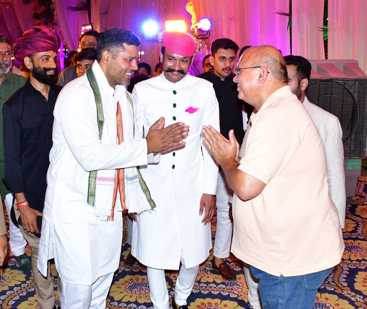 AshokChandnaINC's tweet photo. उदयपुर में श्री लाल सिंह झाला जी के सुपुत्र के वैवाहिक कार्यक्रम में शामिल होकर शुभकामनाएं प्रेषित की। https://t.co/h9EdzzDf0u