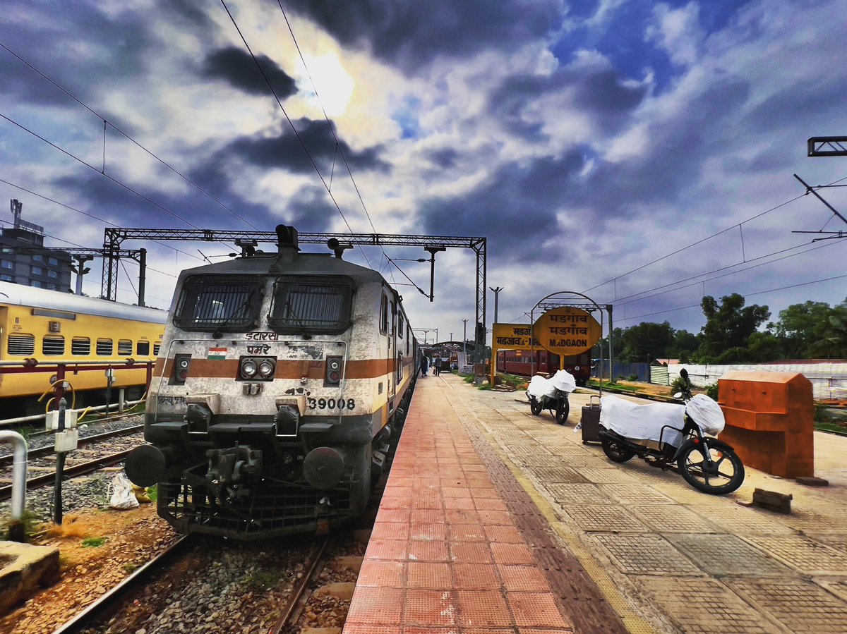 #goodmorning #missyousachin #shotoniphone13promax #apple #goa #goadiaries #vacation #vacationmode #summer #trainride #konkanrailway #mandoviexpress #mandovi #foodexpress #indianrailways #wap7 #irfca #trainspotting #instarailfans #instarailfanning