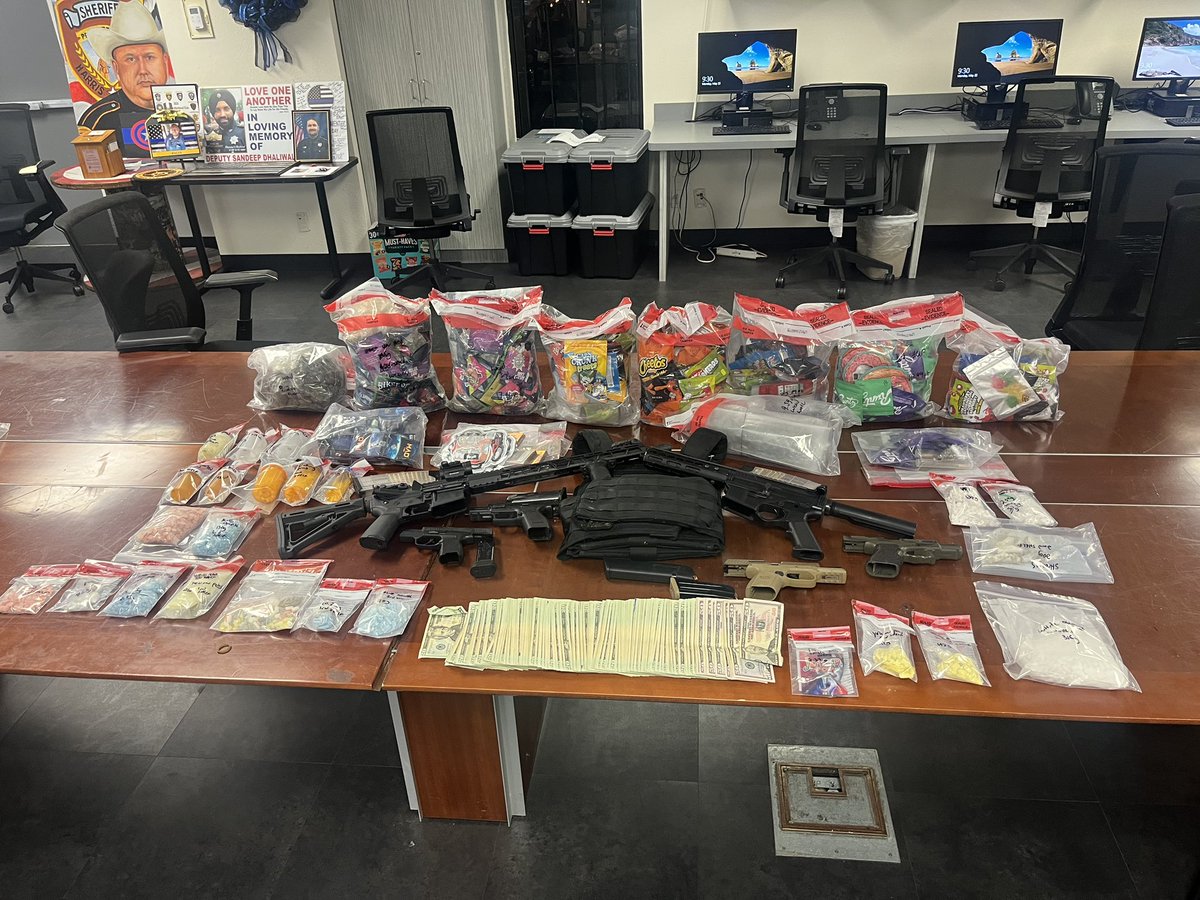 D5 and D1 CRU, K9 and DPS executed a search warrant on a known narcotics location which resulted in the seizure of a large quantity of narcotics to include fentanyl pills, meth, cocaine, 6 guns (1 stolen), body armor and $6,480 in cash. 6 in custody on multiple felony charges!