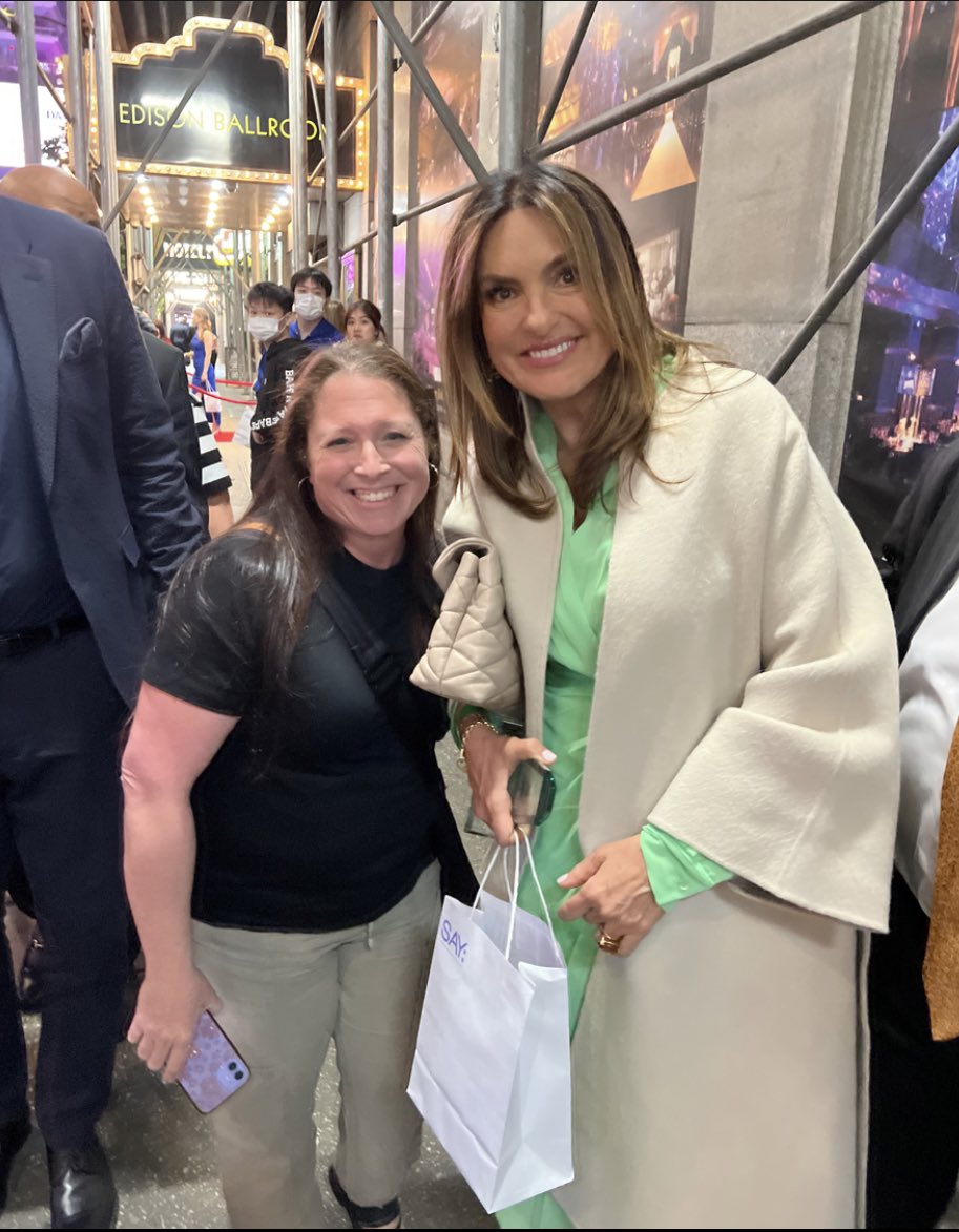 Many thanks to this absolute queen for stopping to chat and take a picture. Congratulations on your much deserved award Mariska! #saygala2023 #MariskaHargitay