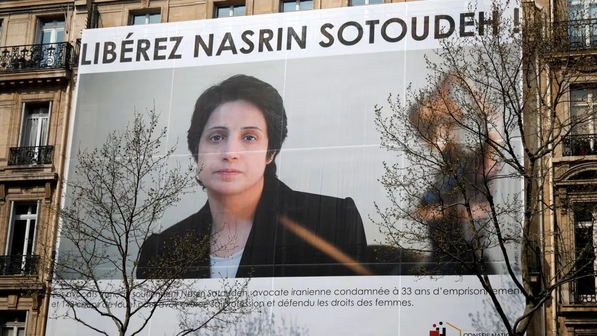 Un grand nombre d'Iraniens de la diaspora pensent que 'Nasrin Sotoudeh' est un projet politique collaboratif entre la faction réformiste de la République Islamique et l'élite de gauche occidentale. Le public cible de ce projet est la société occidentale et l'intention est de…