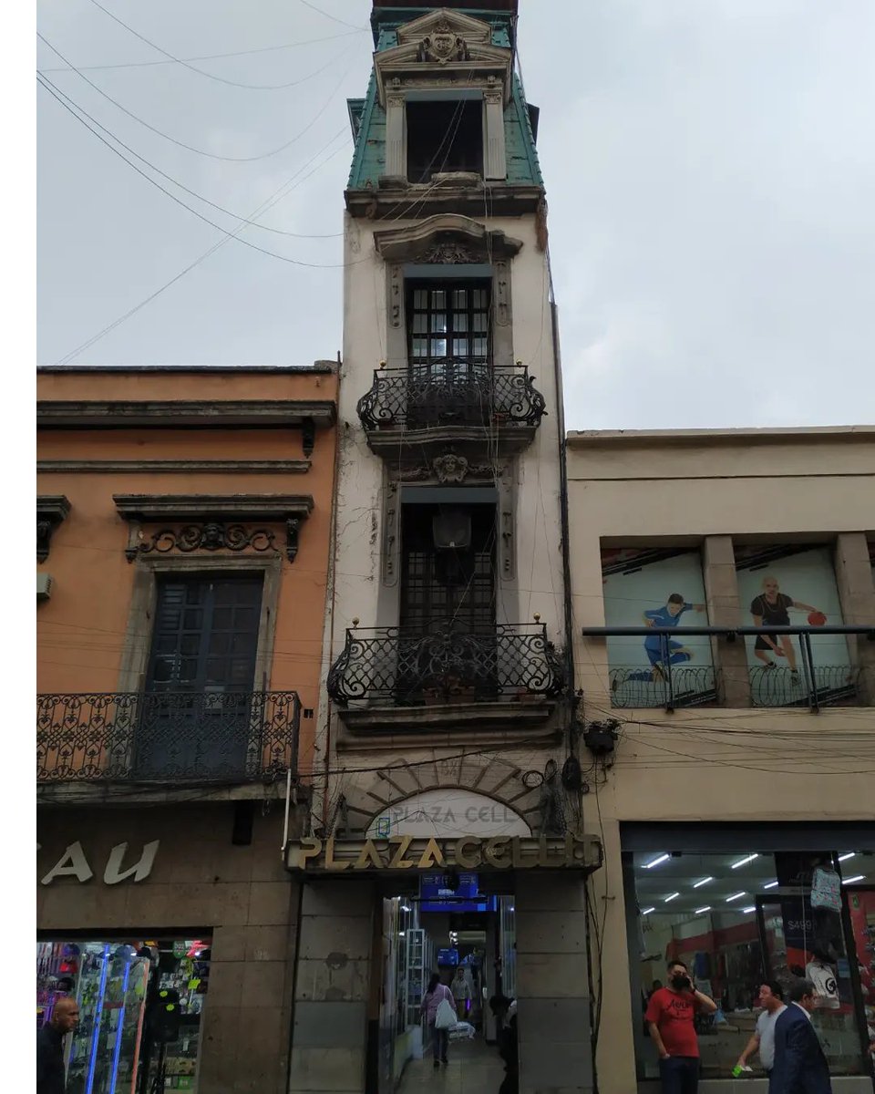 lricesar87's tweet photo. Vivienda vertical, curiosidades del centro histórico de la CDMX. #curiosidad #casona #detalles #porfiriano #contrastes #centrohistoricocdmx https://t.co/B6YZcLWdxy