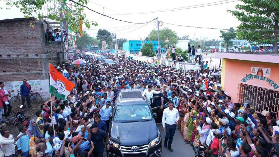 The #TrinamooleNaboJowar will remain a legend in the political history of Bengal. The common people gave this faith. I promise, the political background of Bengal will change with blessings and prayers of the people.
- Shri @abhishekaitc on  day 24 of  #JonoSanjogYatra