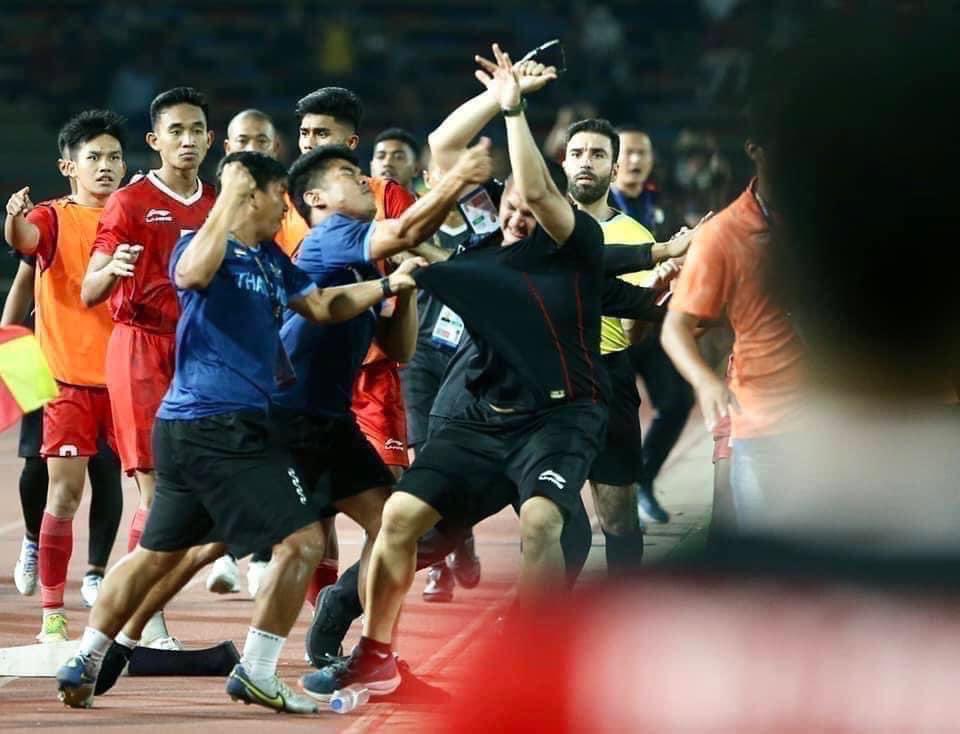 ✅𝐑𝐄𝐒𝐌𝐈!

Federasi Sepakbola Thailand telah memberikan sanksi Larangan berkecimpung di Timnas Thailand kepada tiga staf pelatih Thailand U-22 yang terlibat keributan vs Indonesia di final #SEAGames2023 selama satu tahun. 

Federasi Sepakbola Thailand juga memberikan sanksi