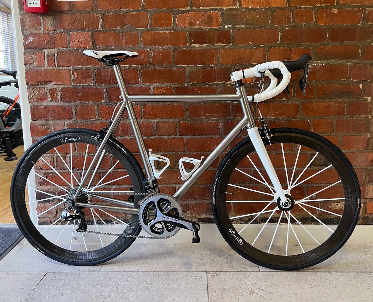 VeloAtelier's tweet photo. Always a pleasure to service a Passoni and this one had a total once over.
We repainted the fork and stem, installed a bar end junction box and renovated the frame so that its as good as new.
#GoldService https://t.co/hTgzAQGYzC