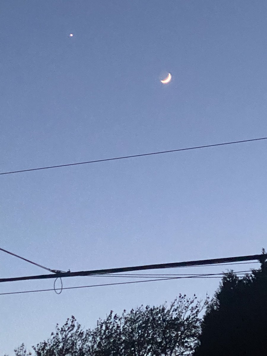 Lynne73's tweet photo. Take a peek outside - Venus and the moon are beautiful! https://t.co/mPCg36CvfR