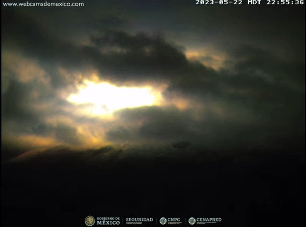 🌋 #Popocatépetl | Igual que anoche, el volcán despide el día con actividad importante.

Se observa material incandescente y continúa con emisión de gases y ceniza.

Semáforo de Alerta en:

🚦🟡 Amarillo Fase 3 🟡🚦