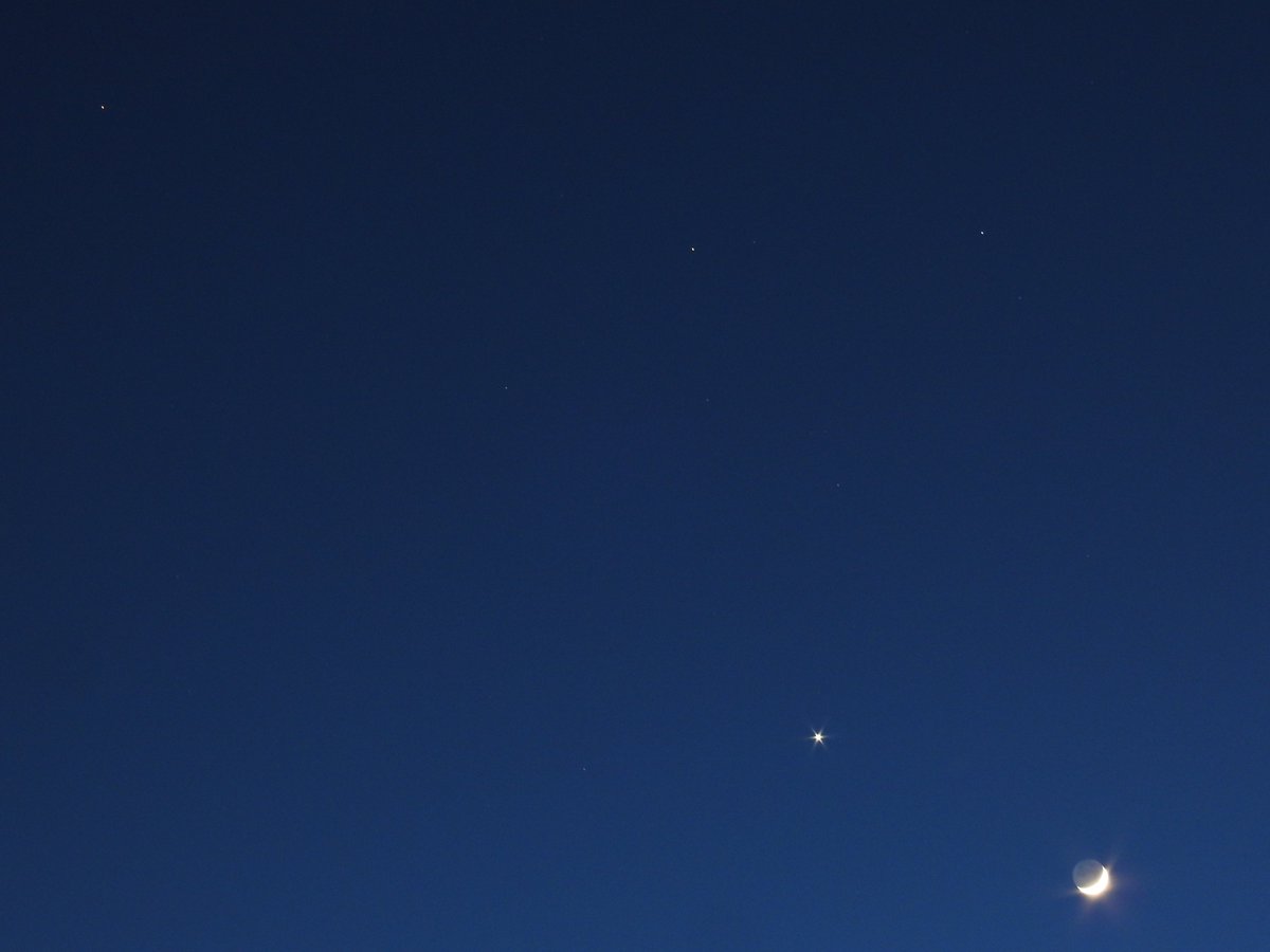 JBurridge's tweet photo. Mars (upper left-hand corner), Castor and Pollux (upper right-ish), Venus (lower right-ish) and the Moon (lower right-hand corner). https://t.co/9wcTCNxhPB