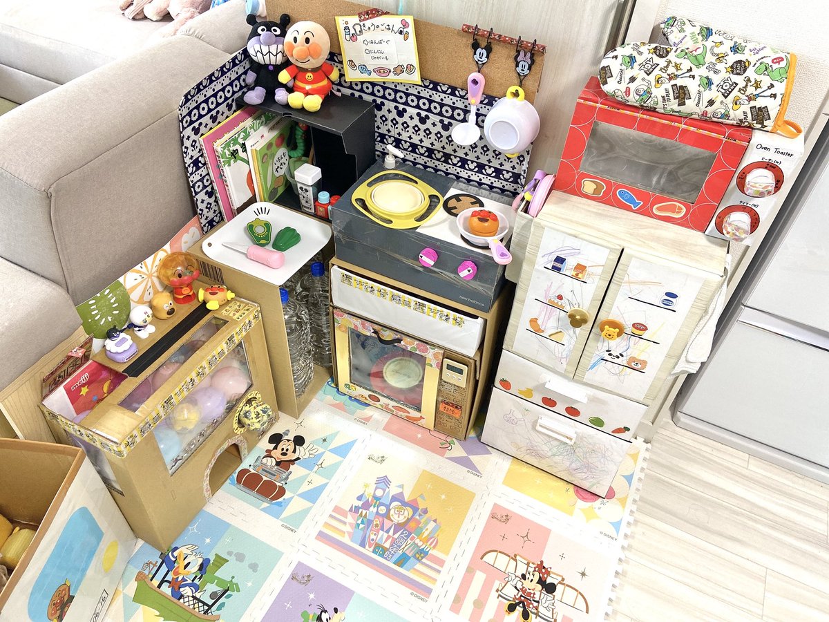 miz_modr's tweet photo. 娘のためのダンボールキッチン📦ほぼ完成！
その他にも娘の好きなガチャガチャも一緒に製作。

冷蔵庫の表面は娘の落書き貼って娘仕様。
実際に色々回したり押したりできるから娘大喜び👧

#ダンボールキッチン https://t.co/2BQJUpXrvE