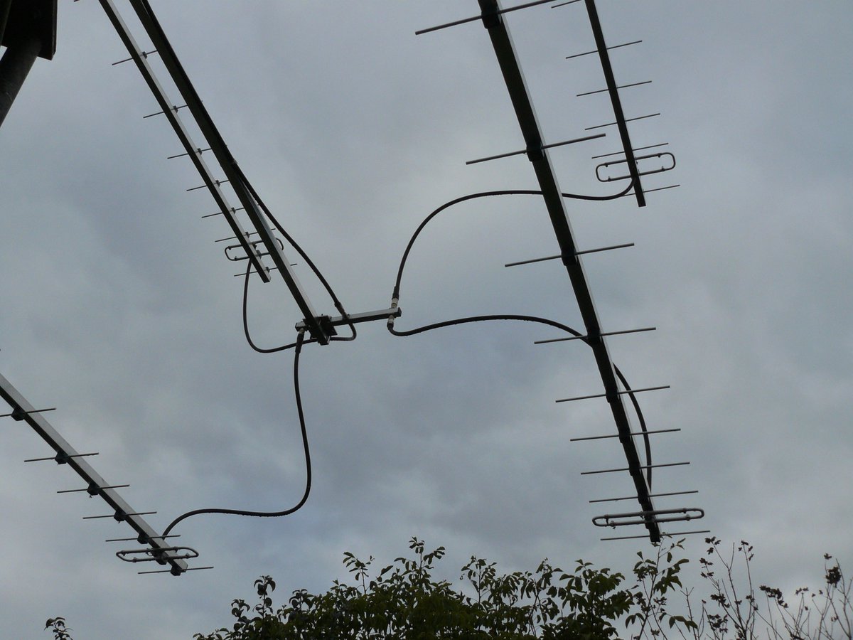 Using a rear splitter mounting bar (particularly on 70cms) ensures all cables remain short and thus losses reduce. g0ksc.co.uk #hamr #hamradio #antennas #amatuerradio #70cms #eme