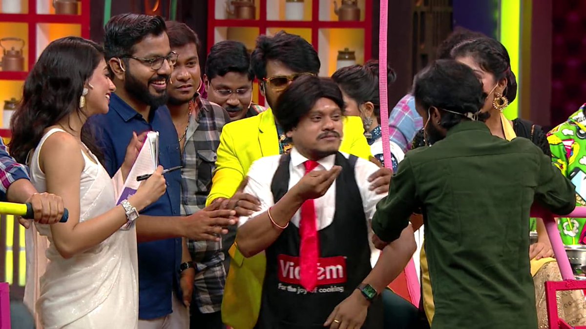 ramk8060's tweet photo. #Rakshan - The #CookuWithComali Host turns Hero. #MarakkumaNenjam team at the latest CWC episode for #NetrumIndrum song launch

Song streaming now 
📎 https://t.co/vug01tmAuZ
Music &amp; Vocals by @sachin_warrier
Lyrics by @kavithamarai https://t.co/RPaYsfXASv
