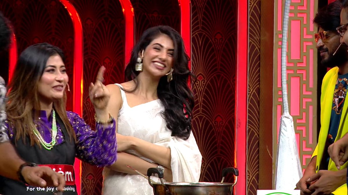 Trendswoodcom's tweet photo. Rakshan’s #MarakkumaNenjam Team At The Latest #CookuWithComaliSeason4 Episode For #NetrumIndrum Song Launch.

Song Link : https://t.co/aRtOb4wsKn https://t.co/QflGOxvc1A