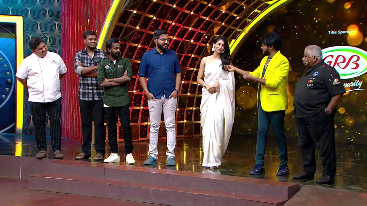 Trendswoodcom's tweet photo. Rakshan’s #MarakkumaNenjam Team At The Latest #CookuWithComaliSeason4 Episode For #NetrumIndrum Song Launch.

Song Link : https://t.co/aRtOb4wsKn https://t.co/QflGOxvc1A