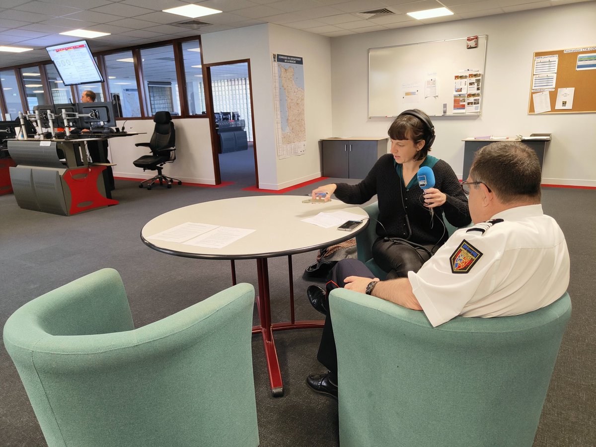 mdefoy_msgu's tweet image. Journée spéciale consacrée aux sauveteurs, la radio @fbleucotentin est installée au CTA CODIS pour le début de la matinale puis se rendra au centre de secours de #StLo