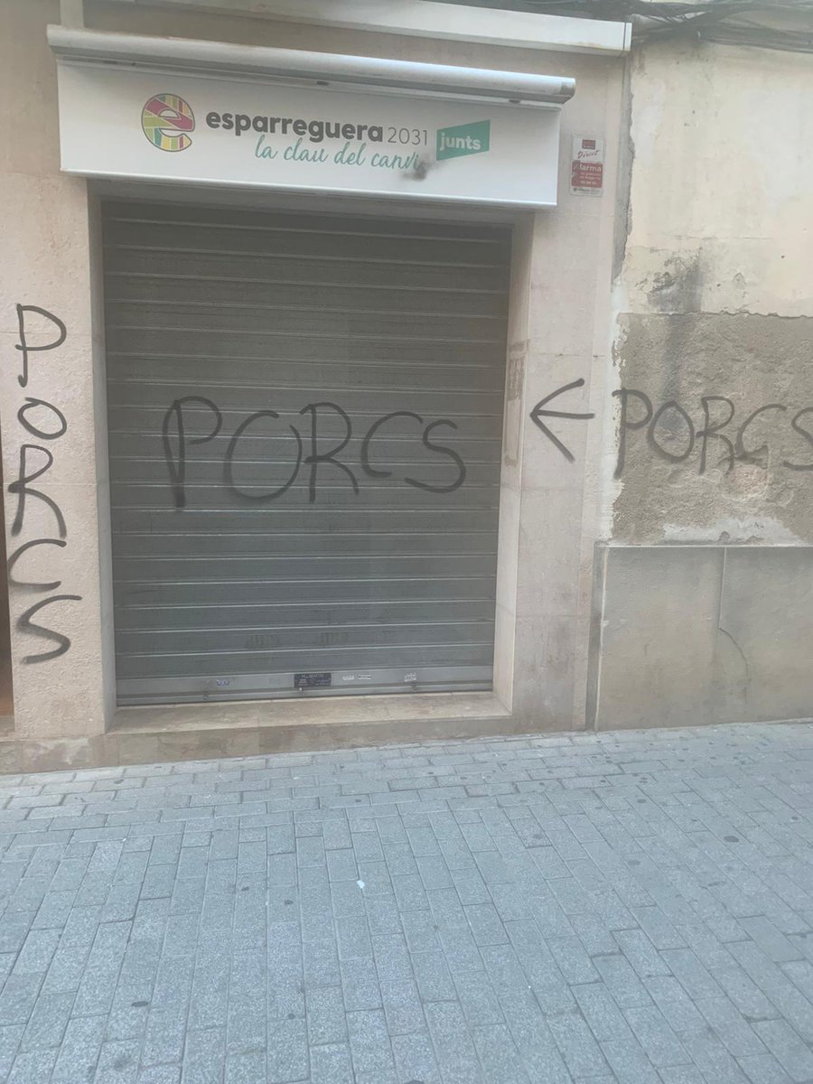 Aquest matí hem rebut un poema d'amor, els propietaris de la casa són unes persones amb profunds valors cívics i democràtics i ens mostren la seva solidaritat contra els actes feixistes. Seguirem treballant per defensar que #Esparreguera  sigui una vila de pau i concòrdia.