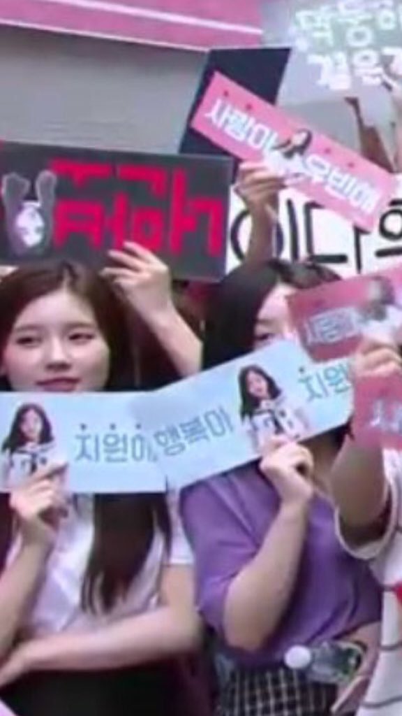 Dont forget that even if we dont have much interactions these days, Miyeon is the most supportive friend you'll see 🥺 (pic : Miyeon supporting Jiwon at Idol School)

#fromis_9 #menow