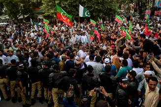 nasrallah_amjad's tweet photo. It will take a long time to overcome the economic crisis of the cash-strapped country, because people have neither employment nor any means of employment because the biggest companies of the country are now coming to a standstill #PakistanFightingInflation #PakistanInflation https://t.co/dsw9Fs41BR