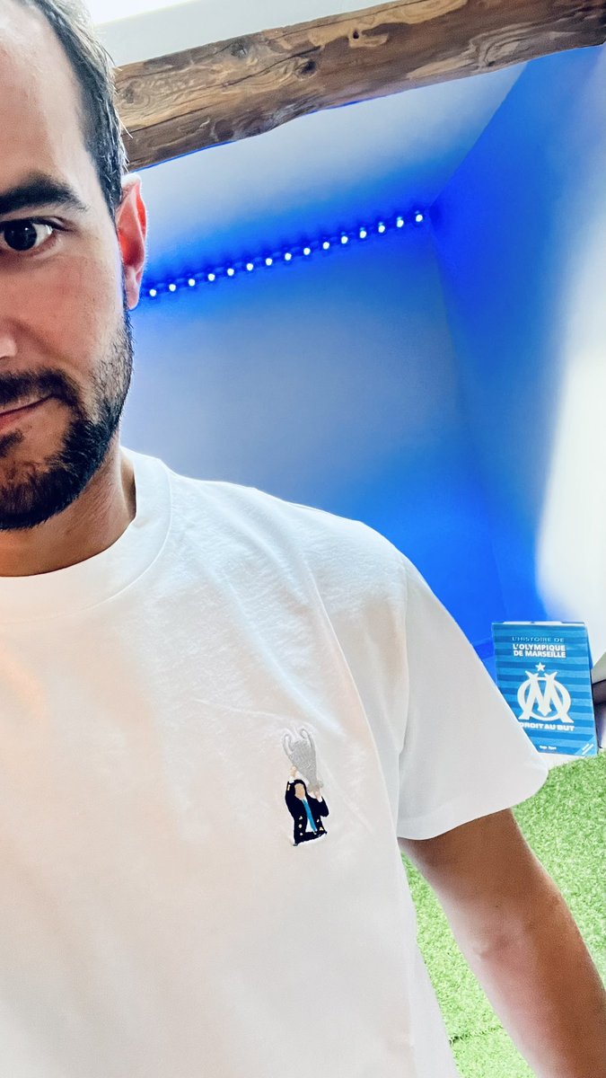 Merci <a href="/mtransversale/">Maison Transversale</a> x <a href="/LeTshirtFoot/">LTSF - Le T-shirt Foot</a> pour le cadeau ! 
Un beau clin d’œil pour les 30 ans d’anniversaire OM 1993 🏆⚪️🔵