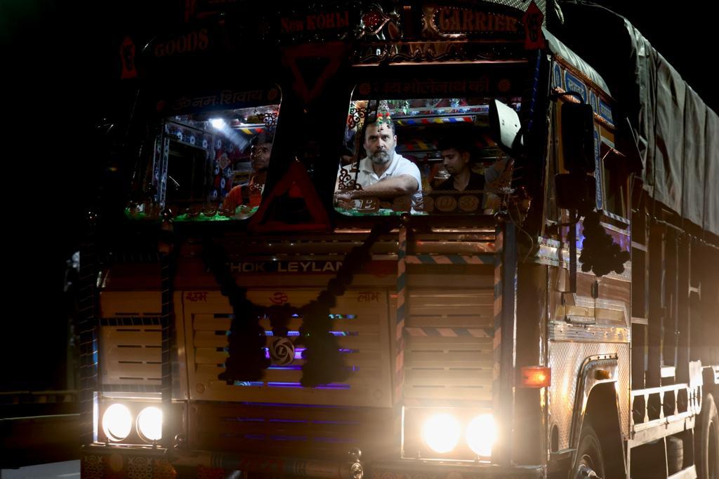 ट्रक में भारत का भविष्य चल रहा है ✋

<a href="/RahulGandhi/">Rahul Gandhi</a>