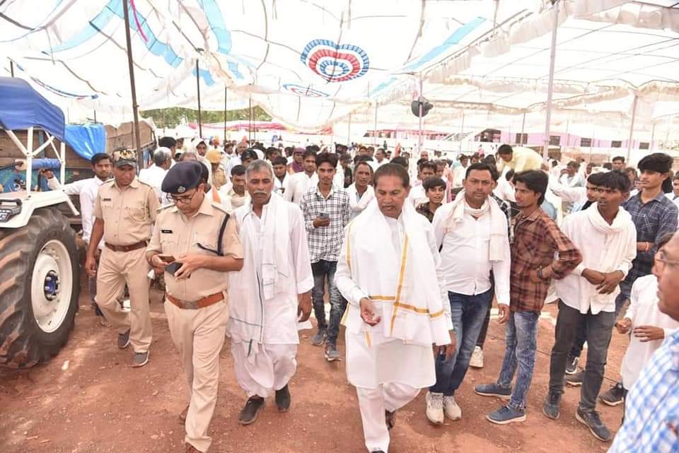 HarimohanBookn9's tweet photo. @ashokgehlot51 
@RahulGandhi 
@rameshmeena63 लाखों लोगों का जन सैलाब ही रमेश जी की पहचान है https://t.co/iFKXTT3Ep7