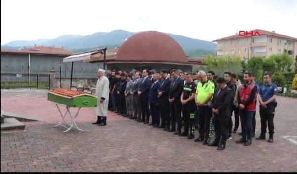 forensicmedmd's tweet photo. Zonguldak'ta 2. 5 yaşında bir çocuk istismar edildi. Öldürüldü. Cenazesini ise adli personel ve kolluk görevlisi dışında kimse katılmadı. Çocuk o kadar sahipsiz ki cenazesine bile gelen yok. Kim bilir kaç yüzbin tane böyle ÇOCUK var. Bu da bizim utanç fotolarımızdan biri olsun. https://t.co/8bpBQ1Onz0