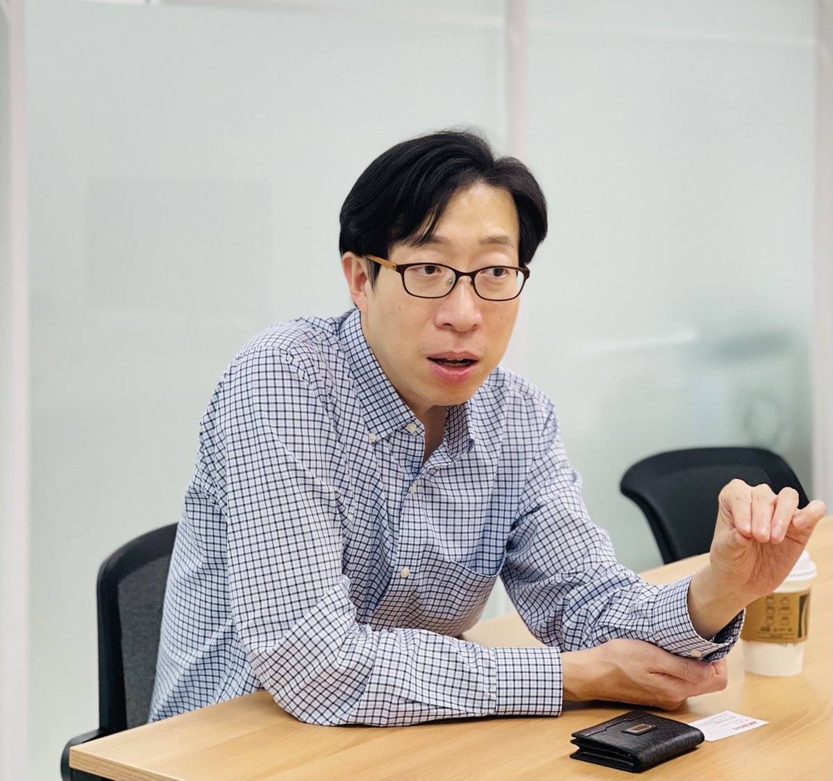 EvarPress's tweet photo. Mr. Hoon Lee, CEO of EVAR gave an interview with NEWSIS in which he discussed challenges in development of EV chargers. The article is scheduled to be published within next week.
#EVAR #evcharger #ev #evcharing #interview #media #NEWSIS #CEO https://t.co/0OvkD4inkT