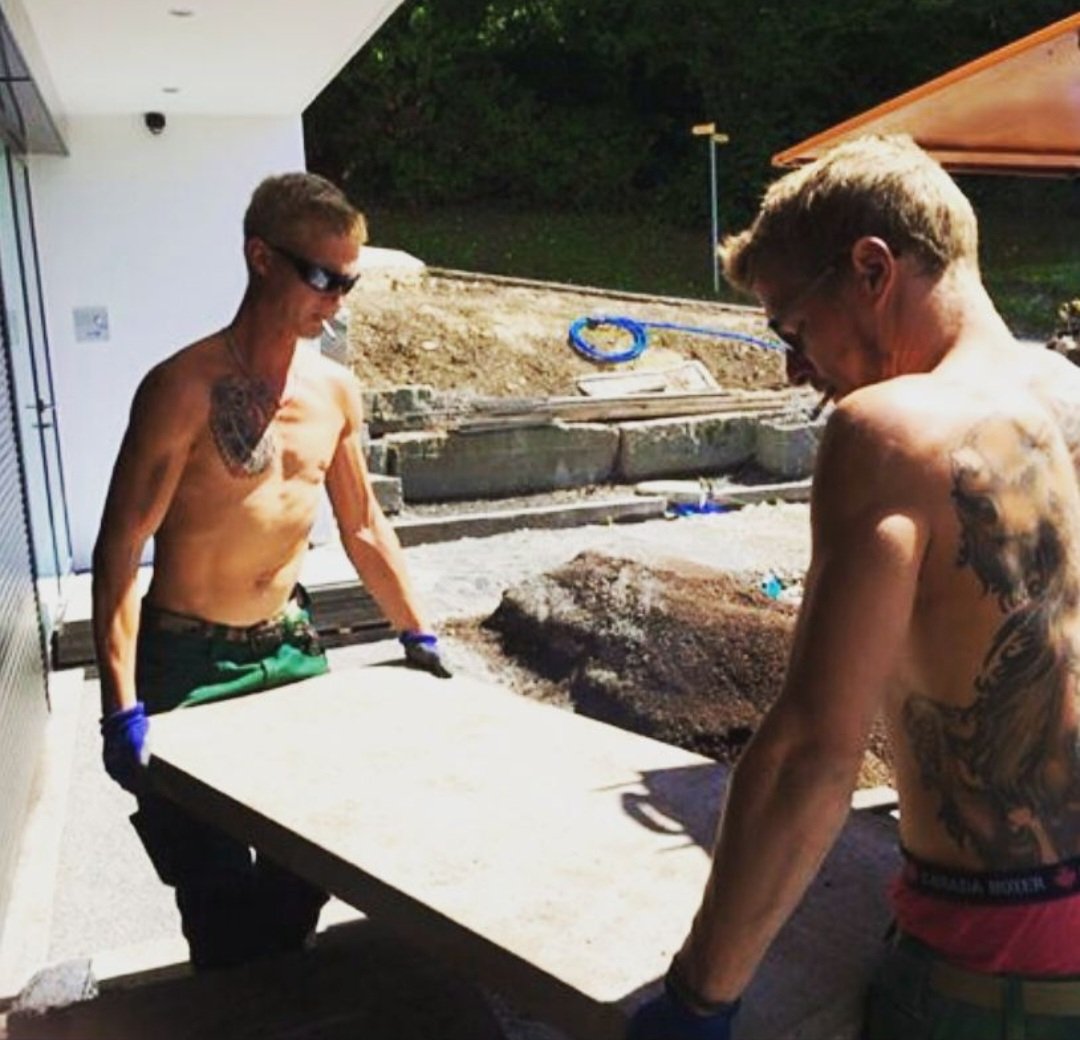 J_Wild777's tweet image. Starke Jungs für schwere Steine 🤠😎🤓😇 #hot #boys #menpower #artistsontwitter #landscaping