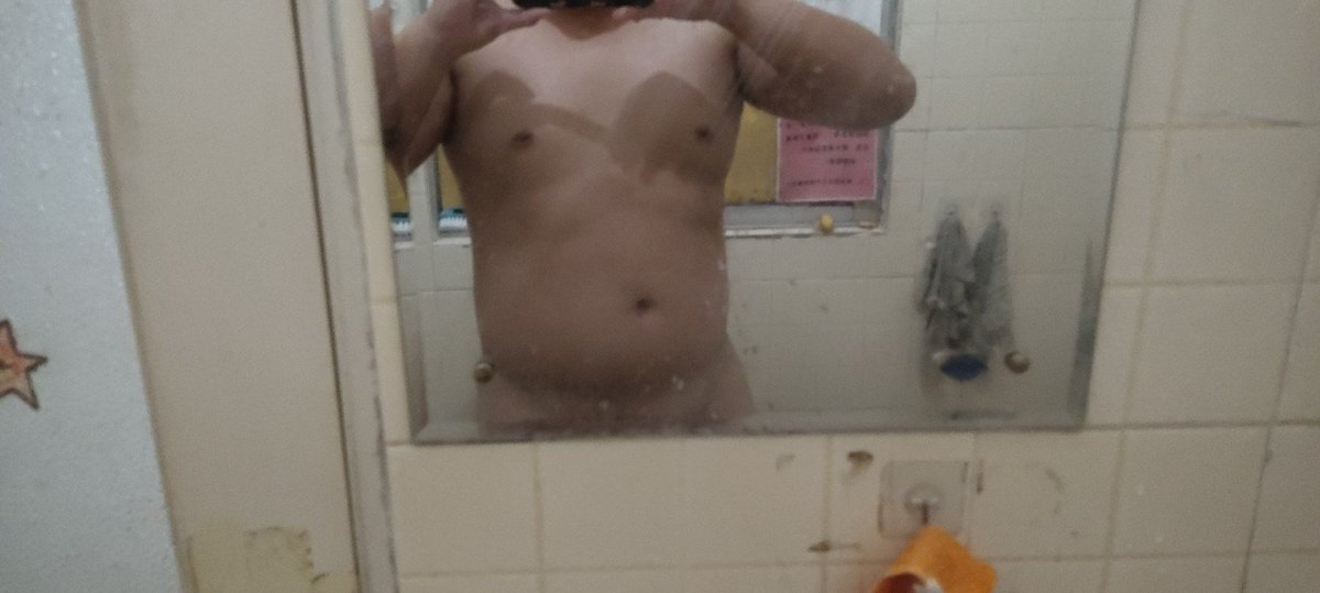 18岁的小熊，晚上约我，说自己是0 m，喜欢爸爸的身材，想被爸爸玩，见面后我问他多大，他说才15，还在上初三，把我惊讶到了，儿子很乖，到房间就主动洗澡，坐在床上任由爸爸抚摸玩弄，我说今晚上就看你的表现了，不一会儿子就主动凑过来给爸爸吃鸡吧，舔乳头和耳根，最后干了儿子20多分钟。广东阳春