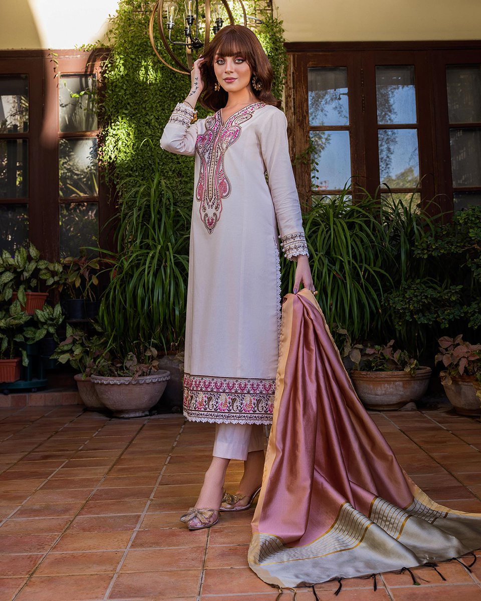 Alizeh Shah Charms Fans with Her Exquisite Style and Natural Beauty in her photoshoot for @asimjofa. MORE: wp.me/p6g8IZ-dK3

#AlixehShah #AsimJofa #IWearAsimJofa