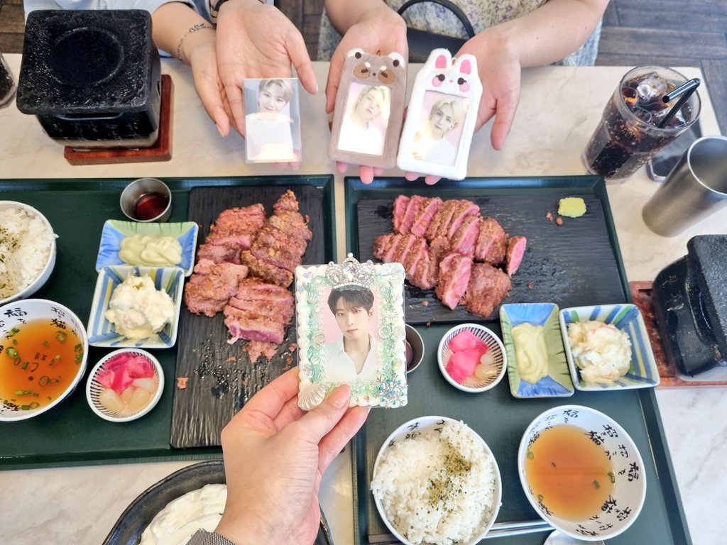 dani_8081004's tweet photo. 세븐틴 카페 갔다가 트레카 교환하고 점심먹으러!

@seorinhee 
@wooah9622 https://t.co/ghIOKmO89q