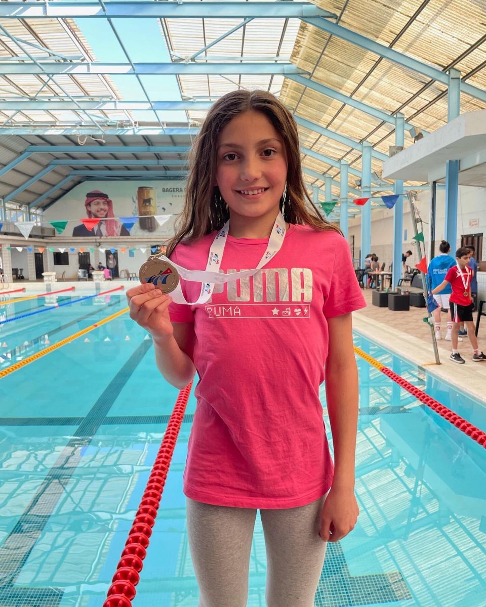 Félicitations à Naya FARAH, élève de CM2, qui a gagné la médaille d’or dans la compétition de natation (le papillon 50 m.) et la médaille d’argent dans la compétition du papillon 100m, organisée par la Fédération de la Natation de Jordanie du 18 au 20 Mai 2023.