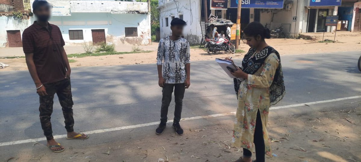 kheripolice's tweet photo. #MissionShakti अभियान के अन्तर्गत #एन्टी_रोमियो थाना मितौली द्वारा क्षेत्र के विभिन्न विद्यालयों,कॉलेज,ग्राम/मौहल्लों व अन्य सार्वजनिक स्थानों पर महिलाओ/छात्राओ को महिला सुरक्षा के सम्बन्ध में जागरुक कर संदिग्धों से पूछताछ करके हिदायत दी गई।
@Uppolice
@GaneshPdSaha https://t.co/6Ha467BShr