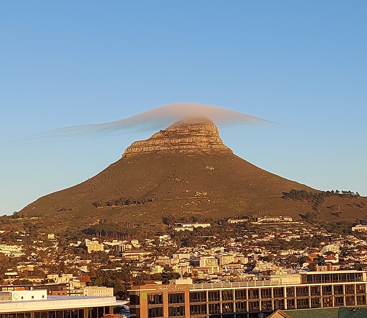 GermanyCapetown's tweet photo. Being posted in #CapeTown also means you become a kind of expert in reading weather phenomena: such a "cap" over #LionsHead apparently means rain coming. So let's see what tomorrow brings and still enjoy the sun today. Happy Tuesday! https://t.co/MYhQ88ZM25