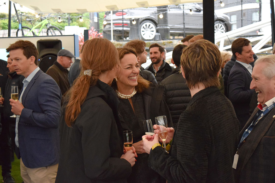 Enjoy champagne and make lasting memories on our floating bar

#londonluxuryafloat