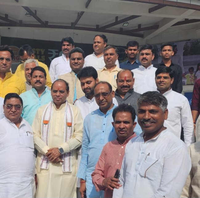 inderbajrangi's tweet image. कल भाजपा के क्षेत्रीय अध्यक्ष आदरणीय श्री @Satendraupbjp जी के नेतृत्व मे, सभी क्षेत्रीय पदाधिकारियों के साथ, मेरठ स्तिथ सोप्रिक्स मॉल मे, लव जिहाद पर बनी फ़िल्म "द केरला स्टोरी" देखने का अवसर मिला।

#thekerlastory #TheKeralStory #द_केरला_स्टोरी @Bhupendraupbjp
