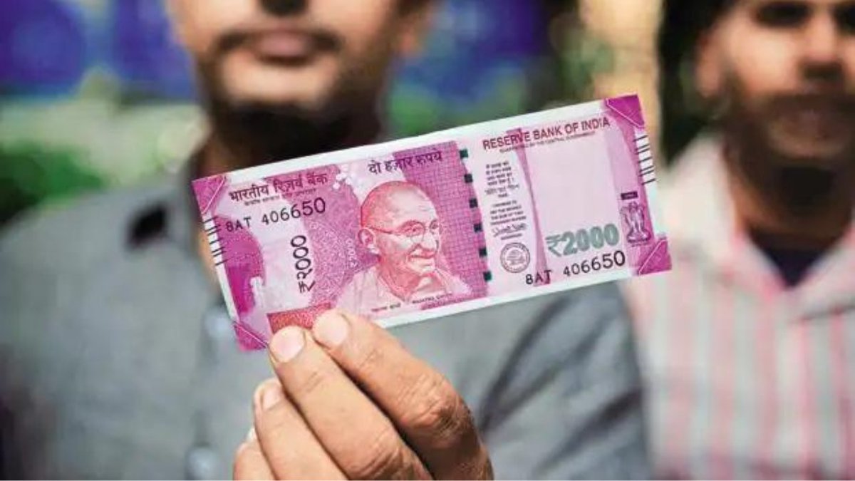 EconomicTimes's tweet photo. #DelhiHighCourt reserves the order on PIL challenging Reserve Bank of India (RBI) and State Bank of India (SBI) notifications, which permits the exchange of #Rs2000CurrencyNotes without obtaining any requisition slip and identity proof.
#Rs2000CurrencyNote
(ANI)
Catch the day's latest news ➠ https://t.co/m4BzxXLpea