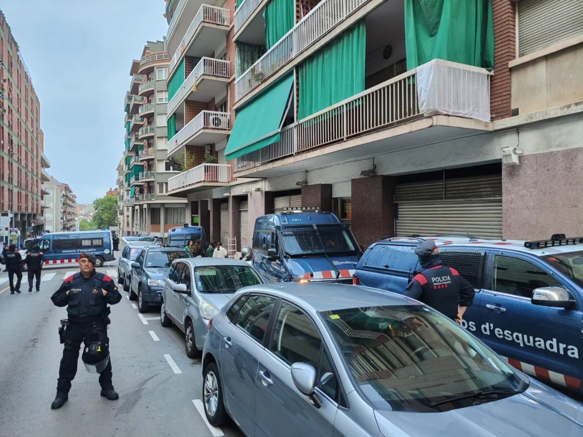 🚨Ens han desallotjat sense previ avís ni ordre judicial. 

👉Aquest local estava embargat des del 2015 i buit des de feia deu anys. El tornaran a tapiar i es quedarà buit per sempre.