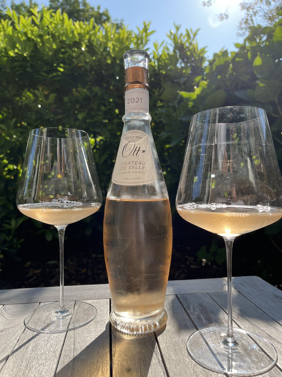 Wat is er fijner dan een goed glas rosé in het zonnetje?☀️

#ott #rosé #chateaudeselle