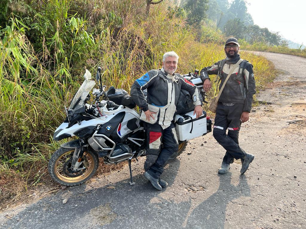 prakashpins's tweet photo. #AjithKumar with fellow rider #Sugat
Lucky guy got a Bike gift from AK!
#VidaaMuyarchi #AKMOTORRIDE #RIDEformutualrespect https://t.co/UsPCKXNLWx