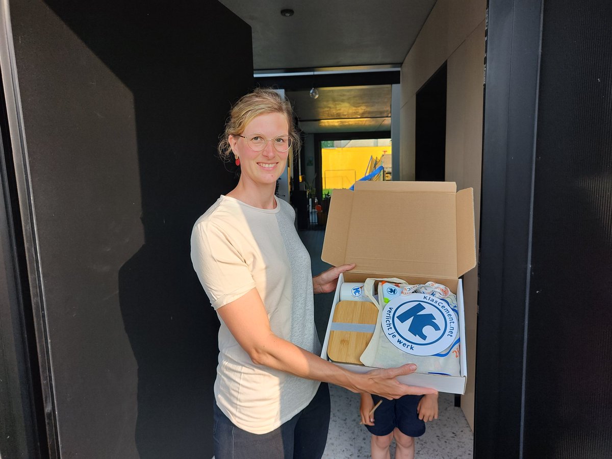 Wist je dat je als leerkracht bij <a href="/klascement/">KlasCement.net</a> kans maakt op leuke prijzen als je leermiddelen deelt? Wist je dat we deze soms zelfs tot bij jou thuis komen afleveren? Zo ging ik gisteren nog langs bij kleuterjuf Yorien om haar doos vol leuke gadgets te overhandigen. 📦🎂😀