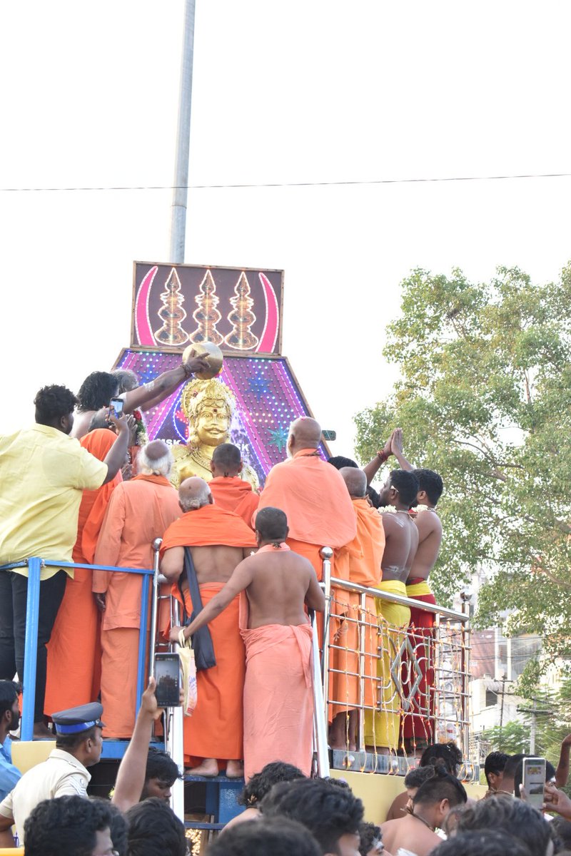 srirankam's tweet photo. காவேரி ஆற்றில் இருந்து புனித நீர் கொண்டு வந்து தமிழ் பெரும்பாட்டன் பேரரசர் பெரும்பிடுகு முத்தரையரின் திருவுருவ சிலைக்கு தமிழர் தேசம் கட்சியின் நிறுவன தலைவர் அண்ணன் @KKSelvakumaroff அவர்கள் தலைமையில் அபிஷேகம் செய்யப்பட்டது. 
@gurumanikks @arivalayam 
 
#முத்தரையர்_சதயவிழா https://t.co/0o6ZlSS4Vd
