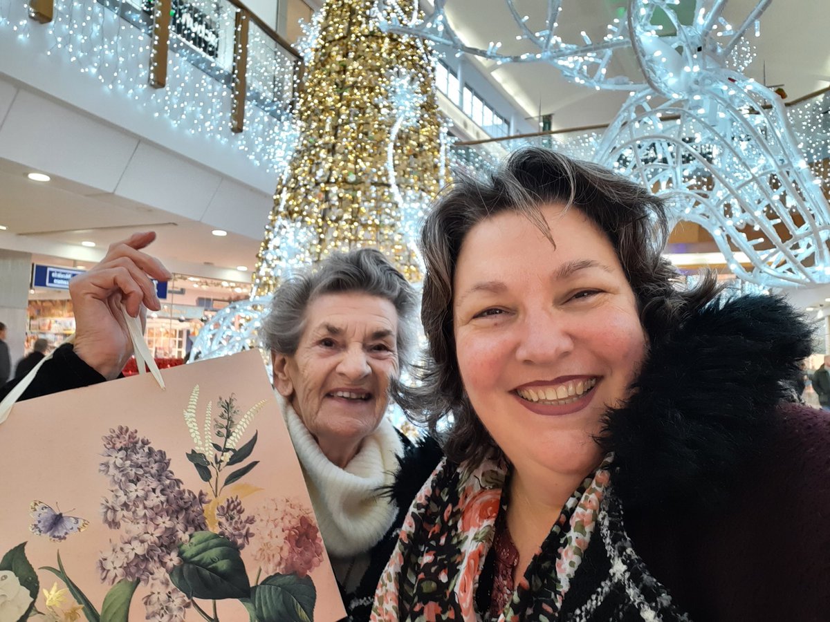 AdaptLaw's tweet image. Hello #Twitfam
My lovely,  adored mum died on Sunday night and I am completely heartbroken. Here we are being sparkly at Christmas