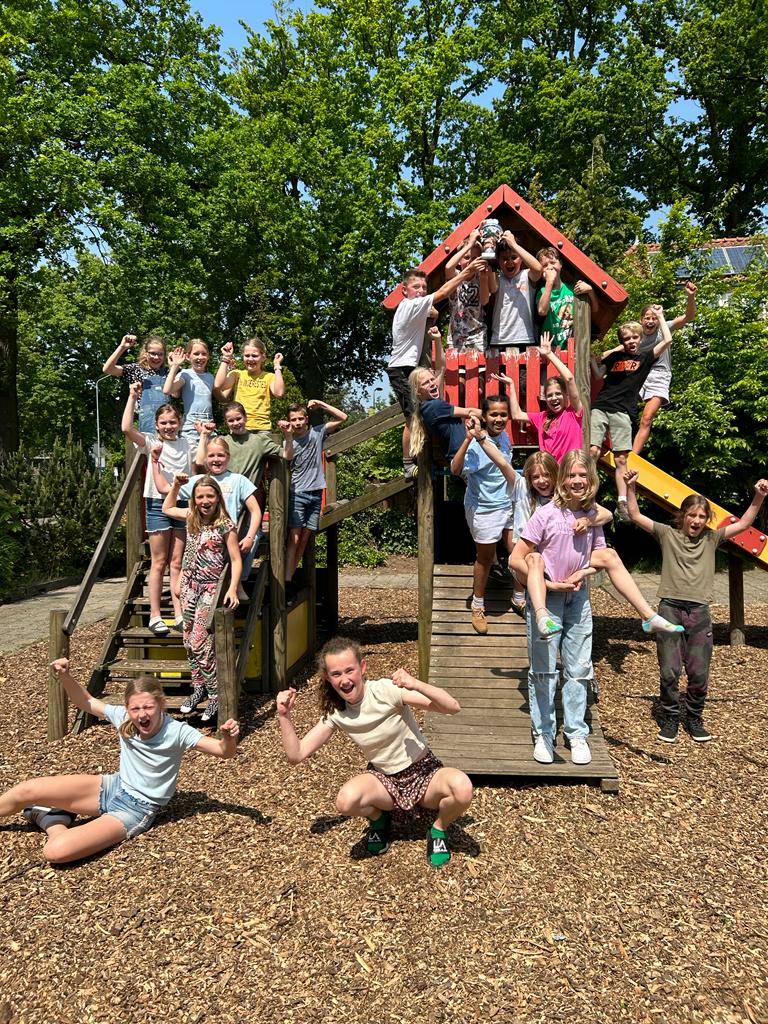 VCTwello's tweet photo. Wie de Voorster Sportdag 2023 won? De Wingerd! Logisch toch, klinkt bijna als de winnerd! Gefeliciteerd leerlingen van de Wingerd, goed gedaan! https://t.co/uVIW8yXO3D