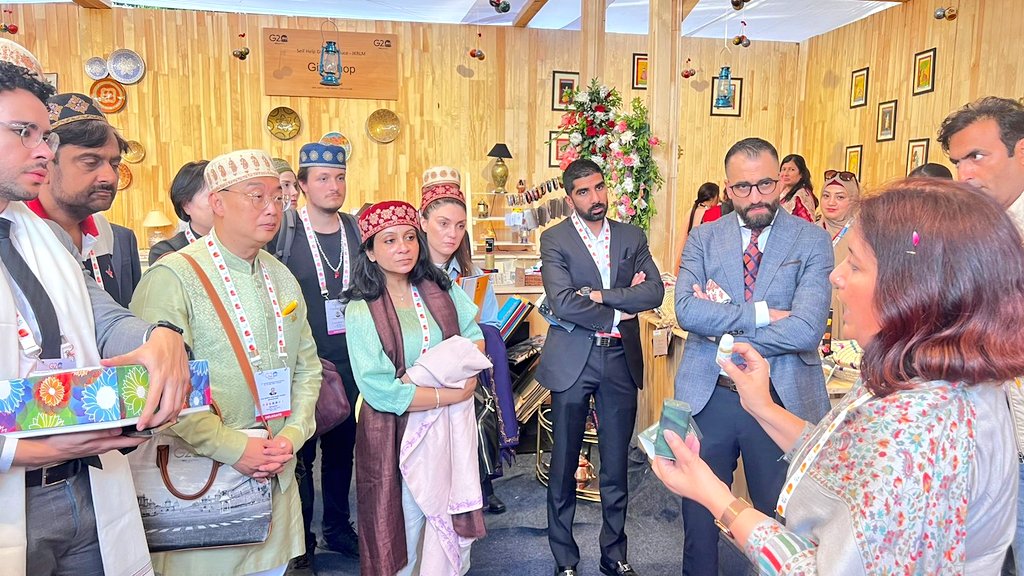 JK_NRLM's tweet photo. G20 Foreign Delegates visiting Umeed marketplace put up at SKICC Srinagar.Under RDD&amp;PR the market places of Umeed showcase handcrafted handicraft products &amp; other items displaying the richness of arts &amp; crafts reflecting the Jammu&amp;Kashmir's bountiful culture.@kishanreddybjp https://t.co/quv1xPL8yO