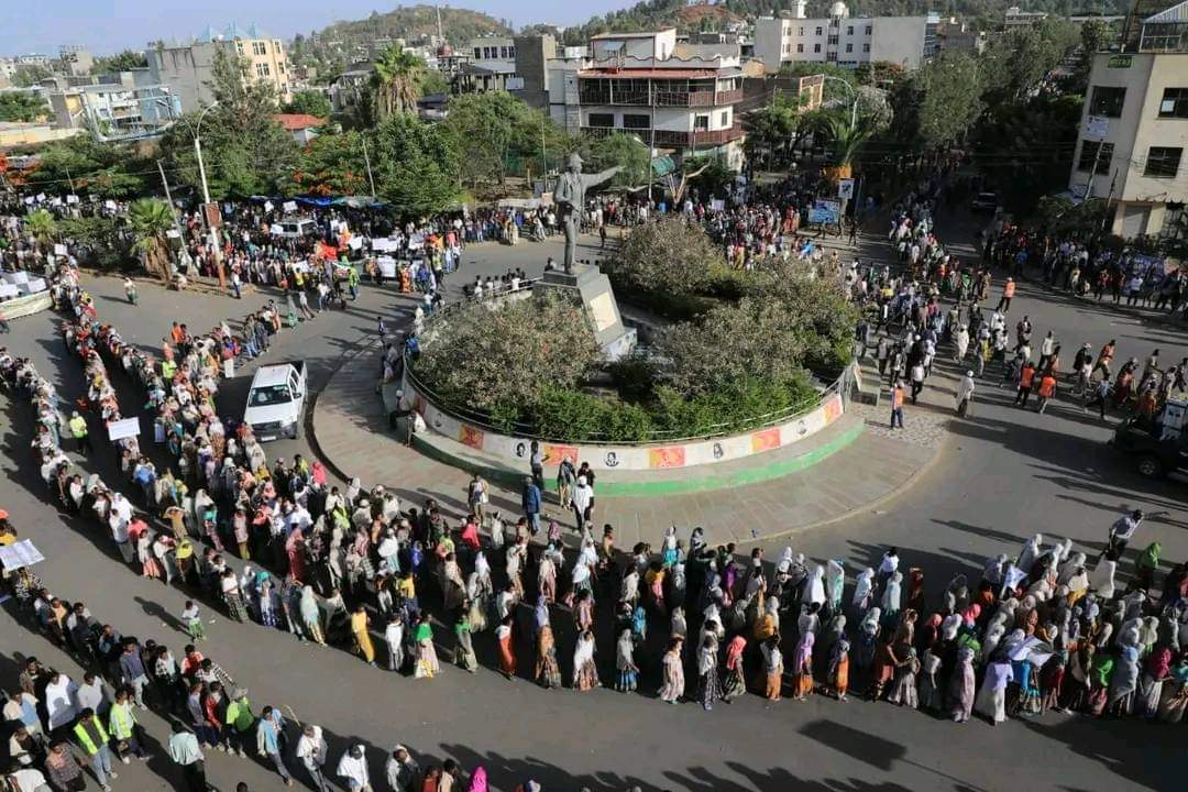 BrhaneNe's tweet photo. Due to the war, the Tigrai refugees who have taken refuge from West Tigray and other areas held a peaceful demonstration demanding that the Pretoria Agreement be fully implemented and that the refugees return to their homeland. 
#AmharaForcesOutOfWesternTigray
@SecBlinken @POTUS https://t.co/B5xSjcKTup