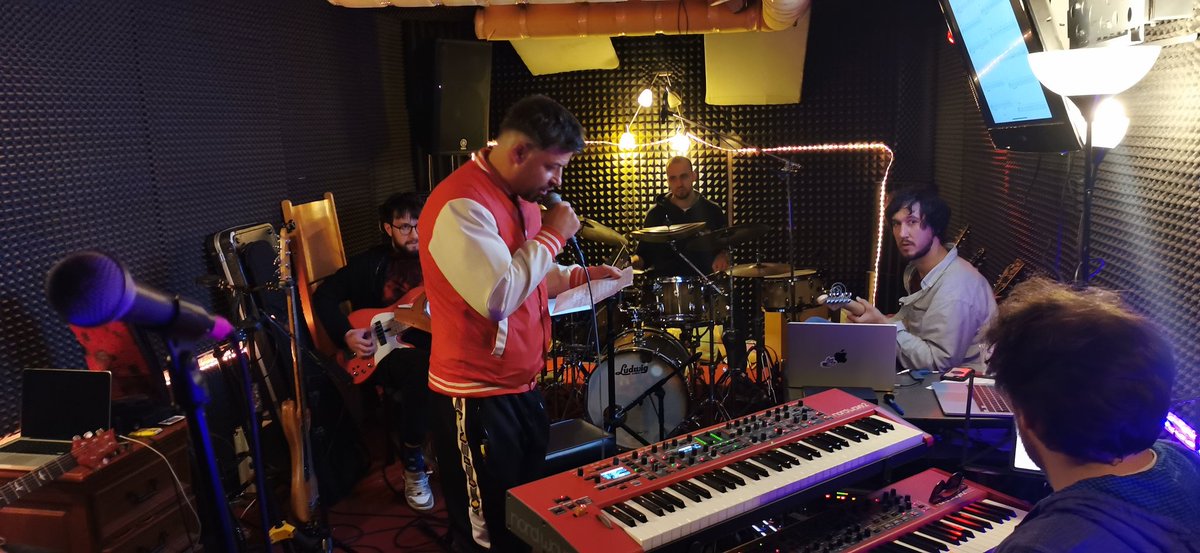 Sinoči je vadil Klemen Klemen. Smrdel Brothers Collective noro obvlada! 🎸🎹🥁🎵🎶 Izštekanih 30 <a href="/Val202/">Val 202</a> pred vrati.