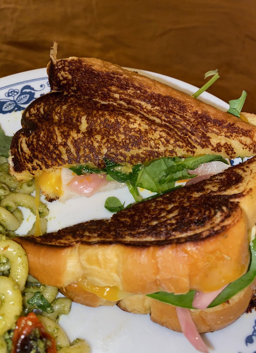 regularbrat777's tweet photo. my go late nite sammie rn… grilled cheese w sharp cheddar and Colby jack plus thinly sliced daikon radish, pickled onion, greens + a little kewpie Mayo and chili crisp https://t.co/mKRrcKIZWt