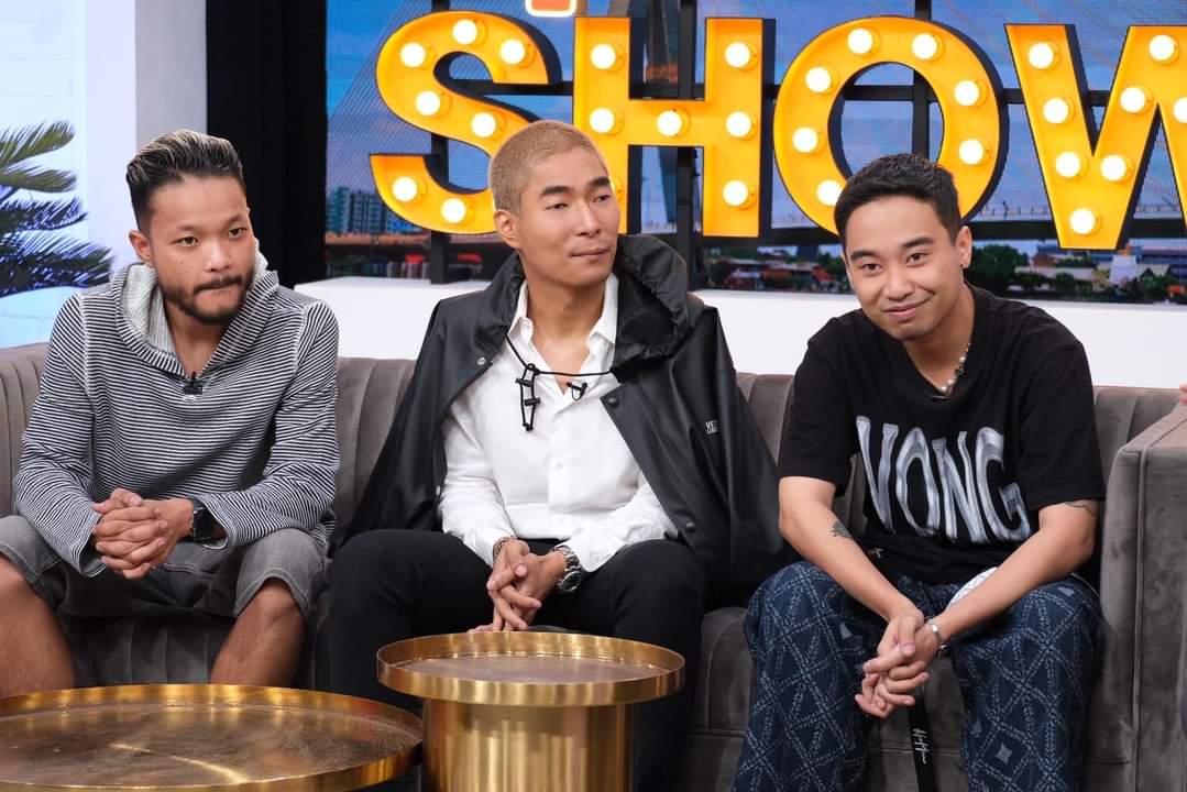 ให้ตายเถอะ แบบไม่ต้องรู้จักมาก่อน เห็นแค่นี้ก็รู้ว่าลูกใคร เป๊ะทั้งหน้า ทั้งบุคลิก 5555555555555