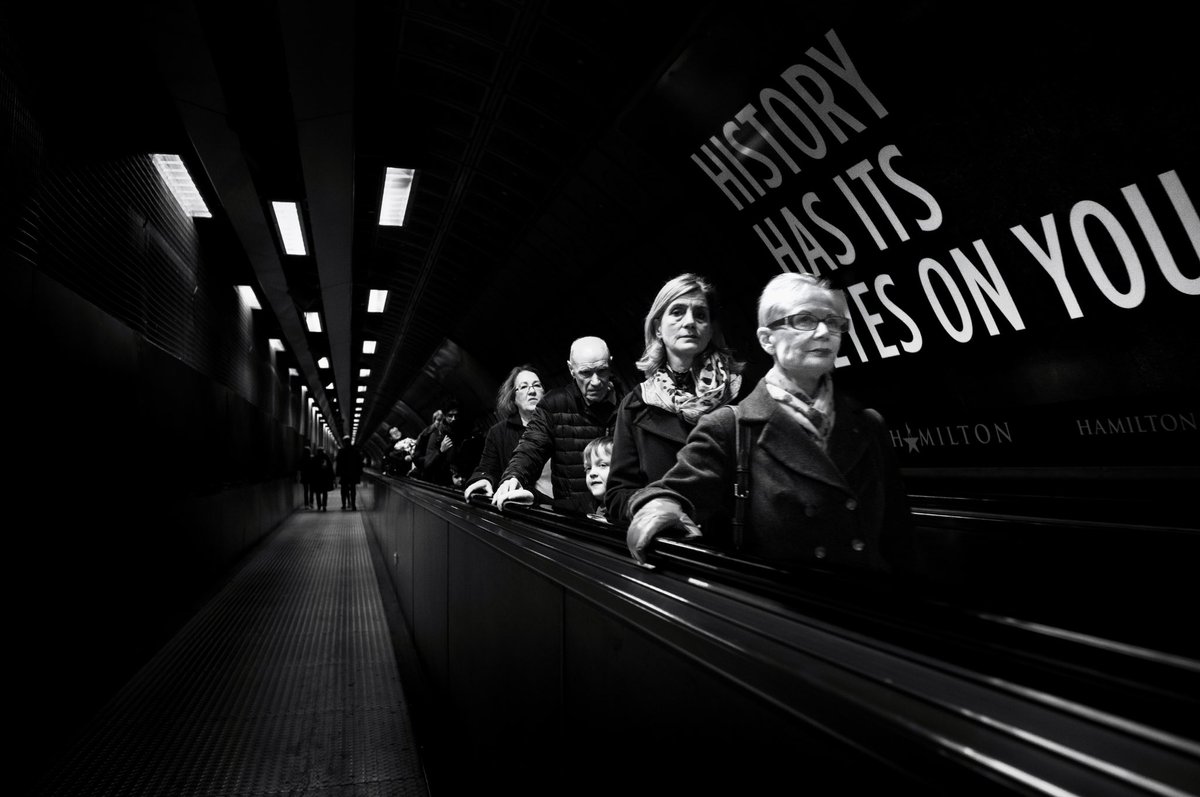 History’s Eyes.
London. 2023.

hughrawson.com 
#streetphotography #leica  #street #londonstreetphotography